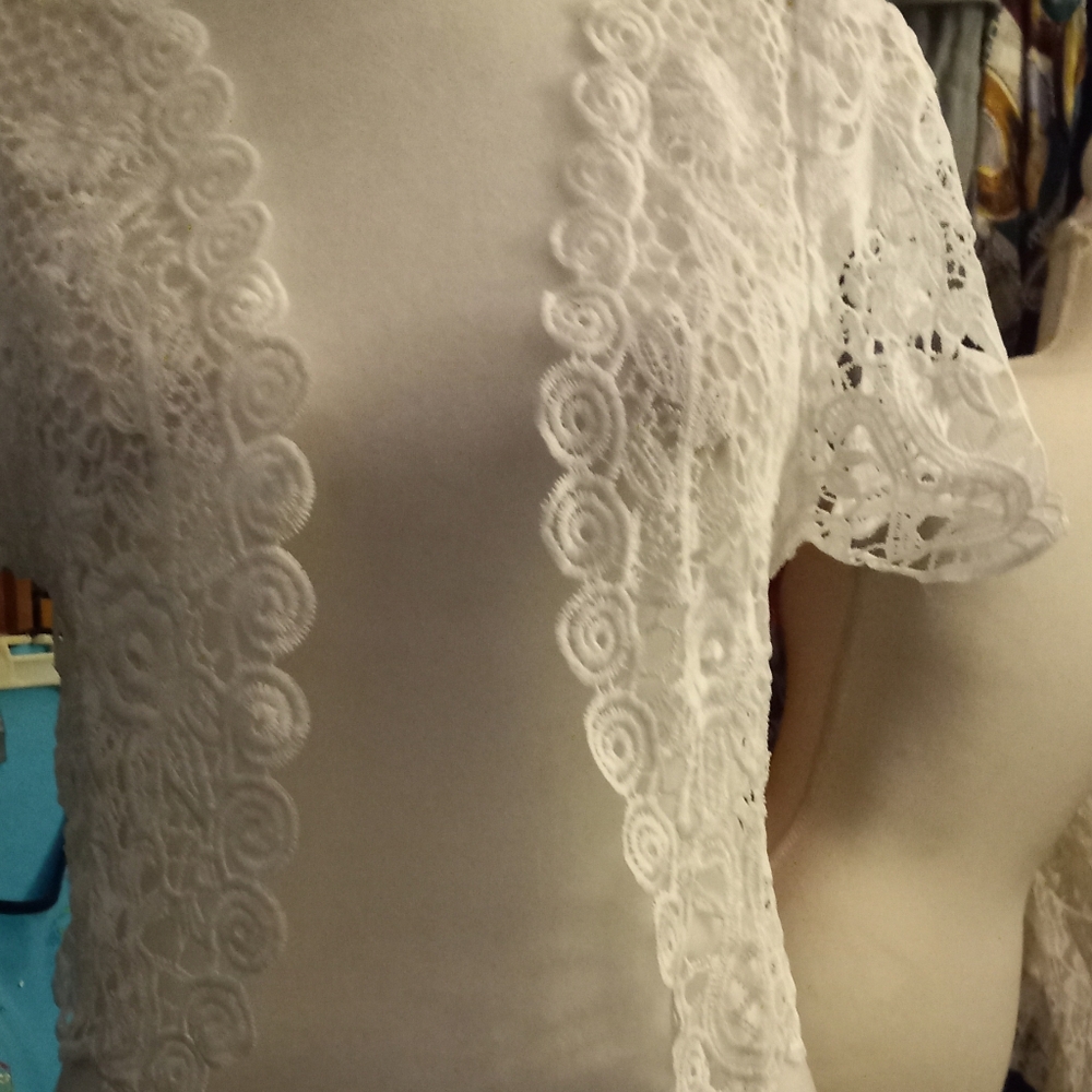 New,elegant pure white lace open cardigan cropped s/s crochet shrug size medium.